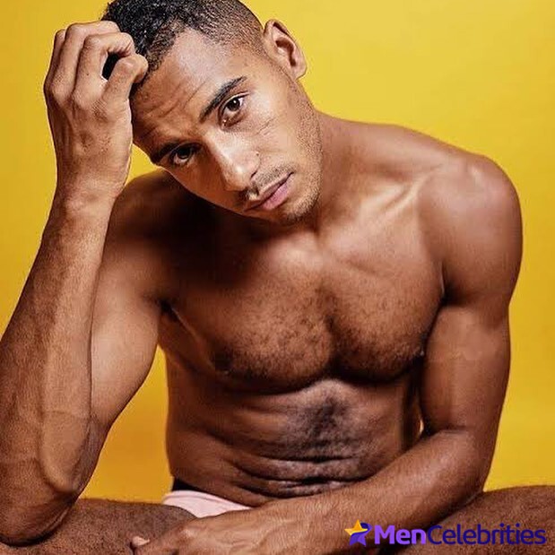 Elliot Knight sexy underwear and nude selfie pics