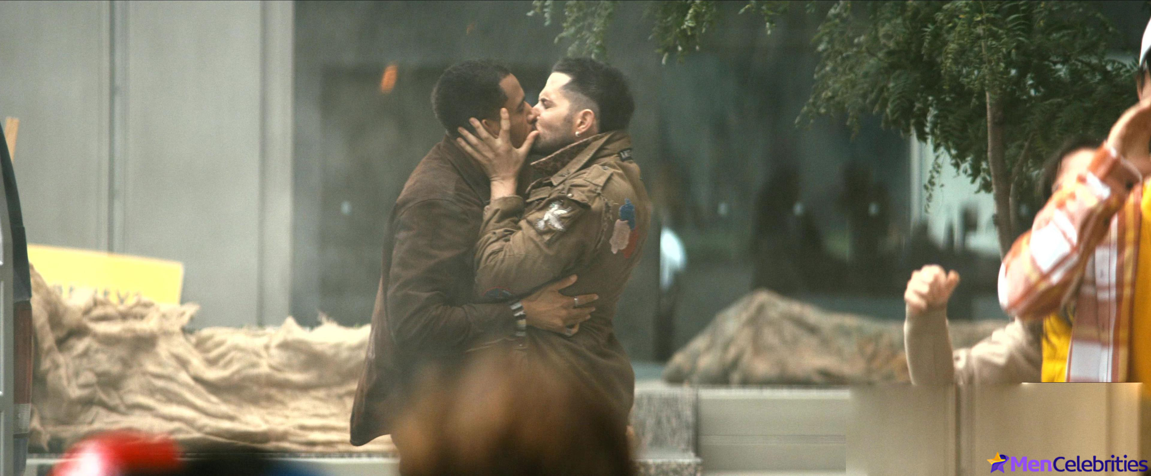 Elliot Knight nude and erotic gay scenes