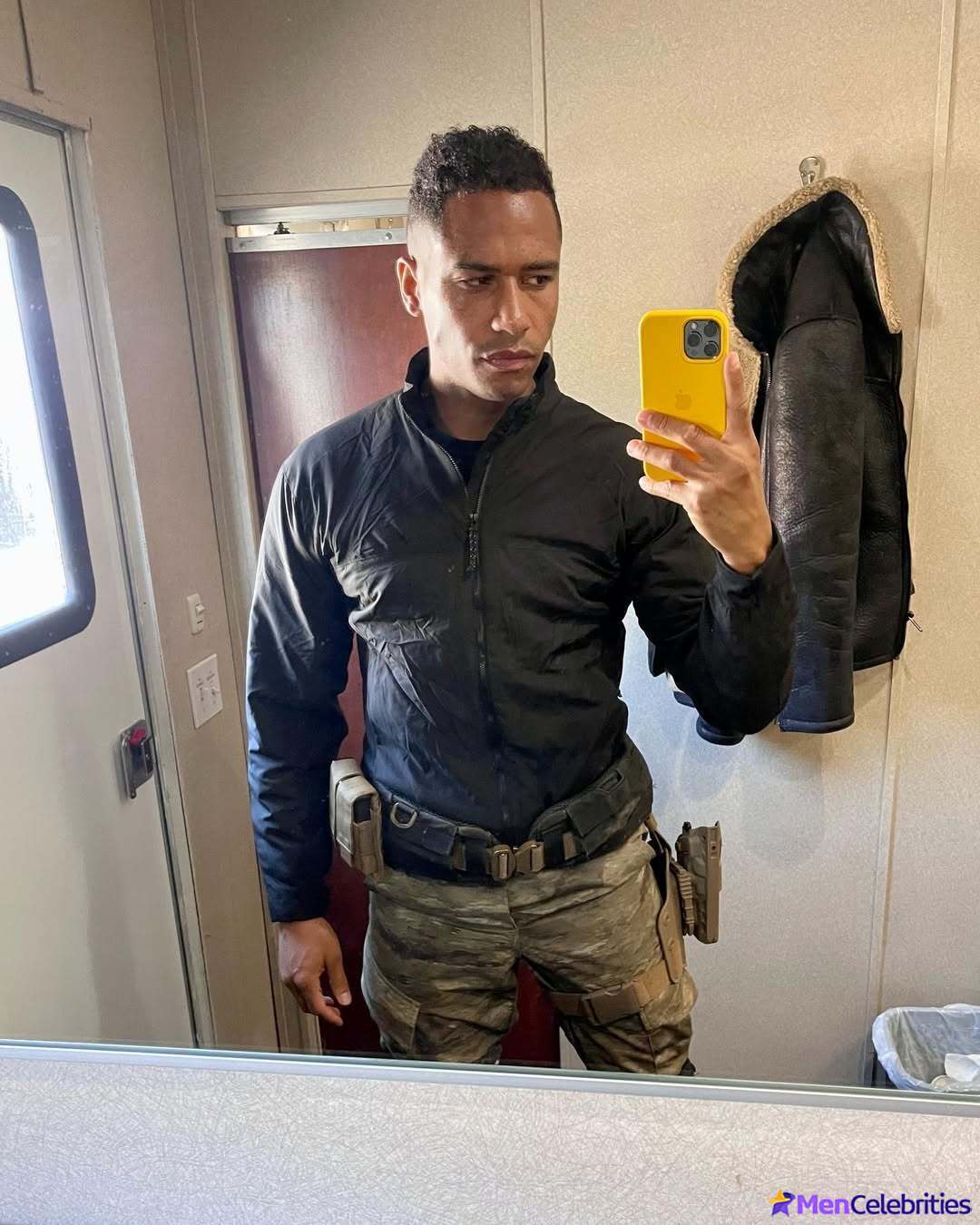 Elliot Knight sexy underwear and nude selfie pics