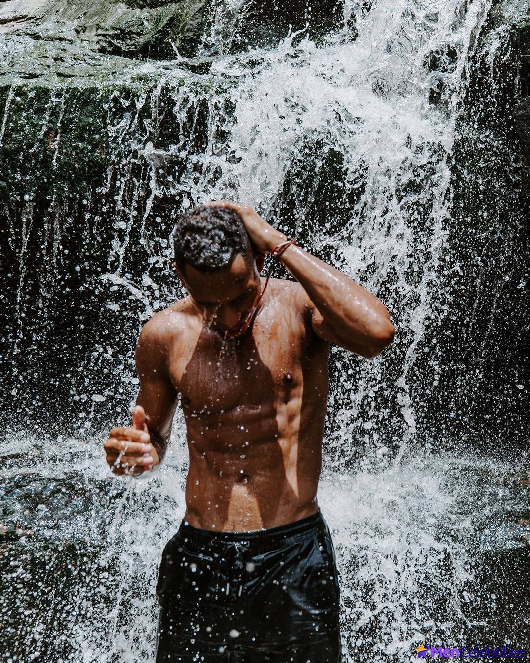 Elliot Knight sexy underwear and nude selfie pics