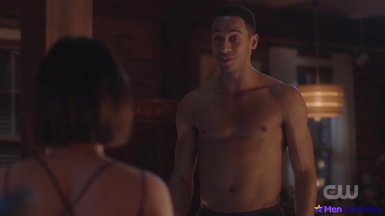 Elliot Knight nude and erotic gay scenes