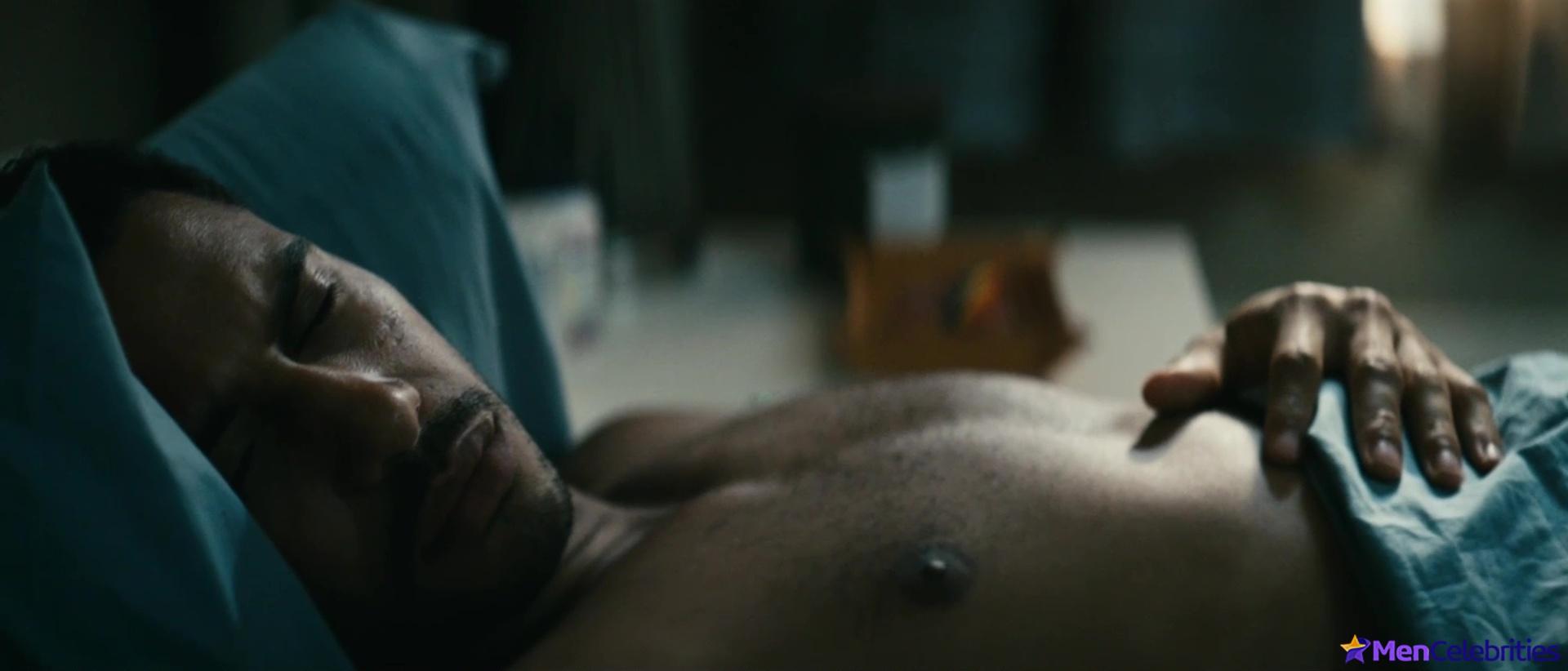 Elliot Knight nude and erotic gay scenes