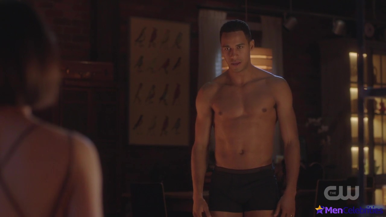 Elliot Knight nude and erotic gay scenes