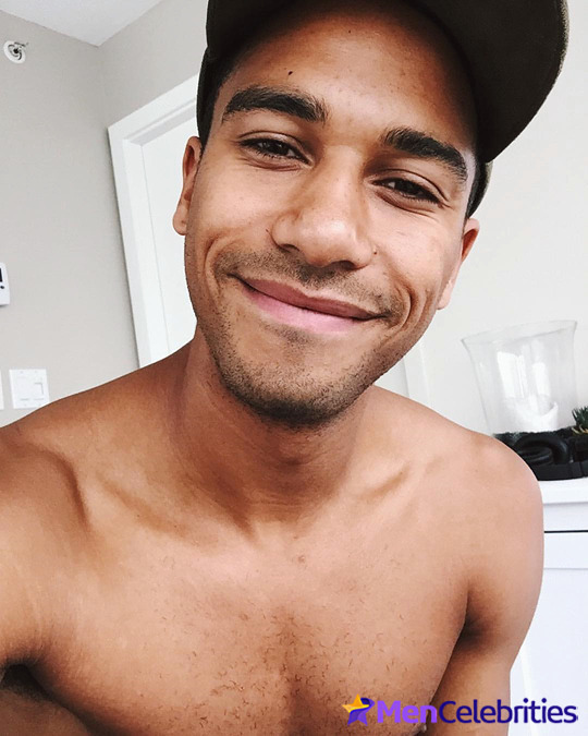 Elliot Knight sexy underwear and nude selfie pics