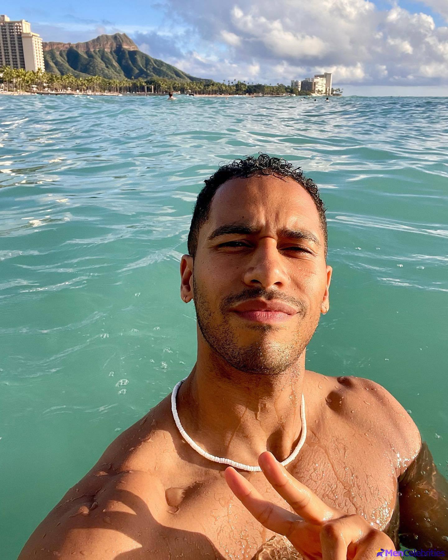 Elliot Knight sexy underwear and nude selfie pics