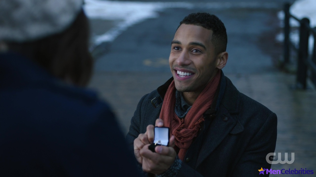 Elliot Knight nude and erotic gay scenes