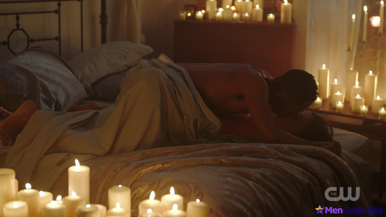 Elliot Knight nude and erotic gay scenes