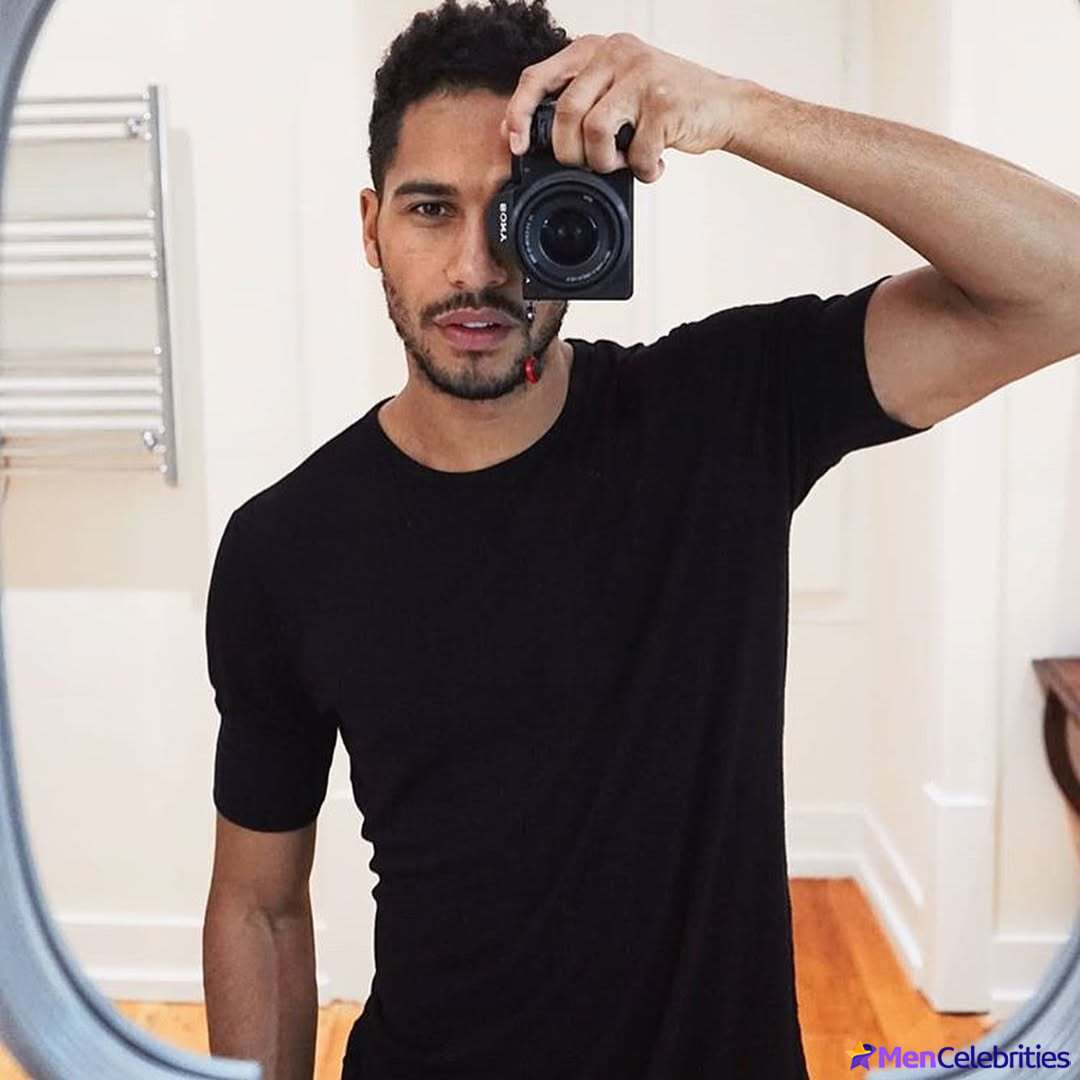 Elliot Knight sexy underwear and nude selfie pics