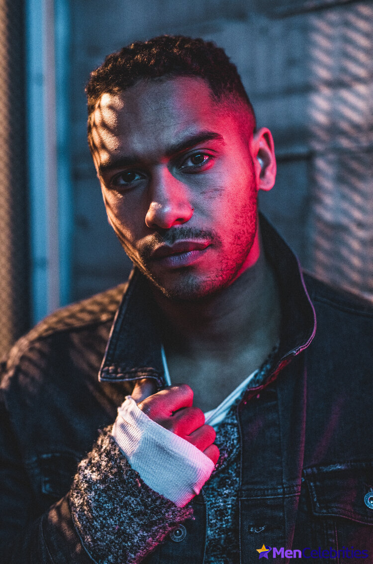 Elliot Knight sexy underwear and nude selfie pics