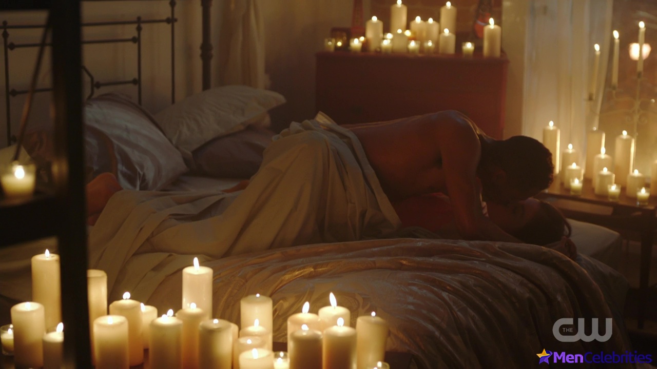 Elliot Knight nude and erotic gay scenes