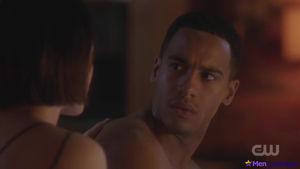 Elliot Knight nude and erotic gay scenes