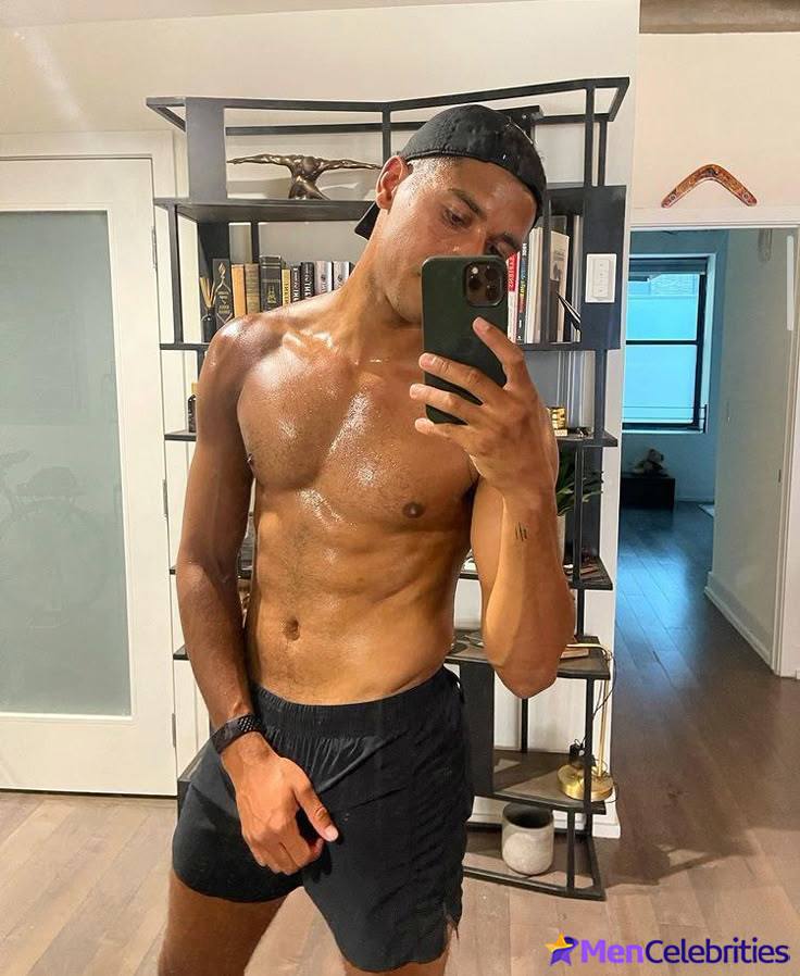 Elliot Knight sexy underwear and nude selfie pics