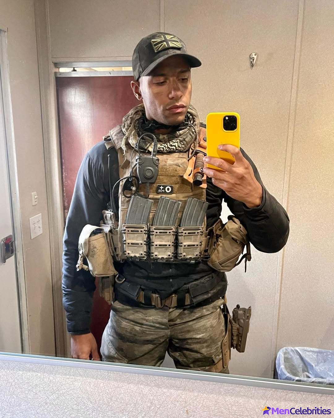 Elliot Knight sexy underwear and nude selfie pics