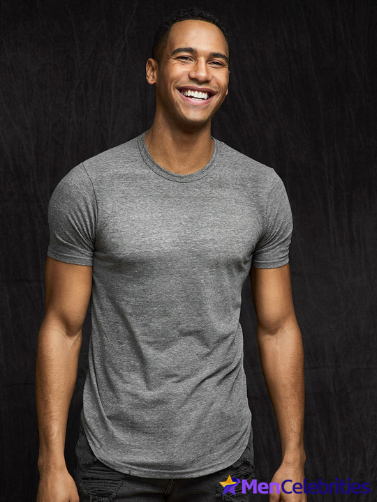 Elliot Knight sexy underwear and nude selfie pics