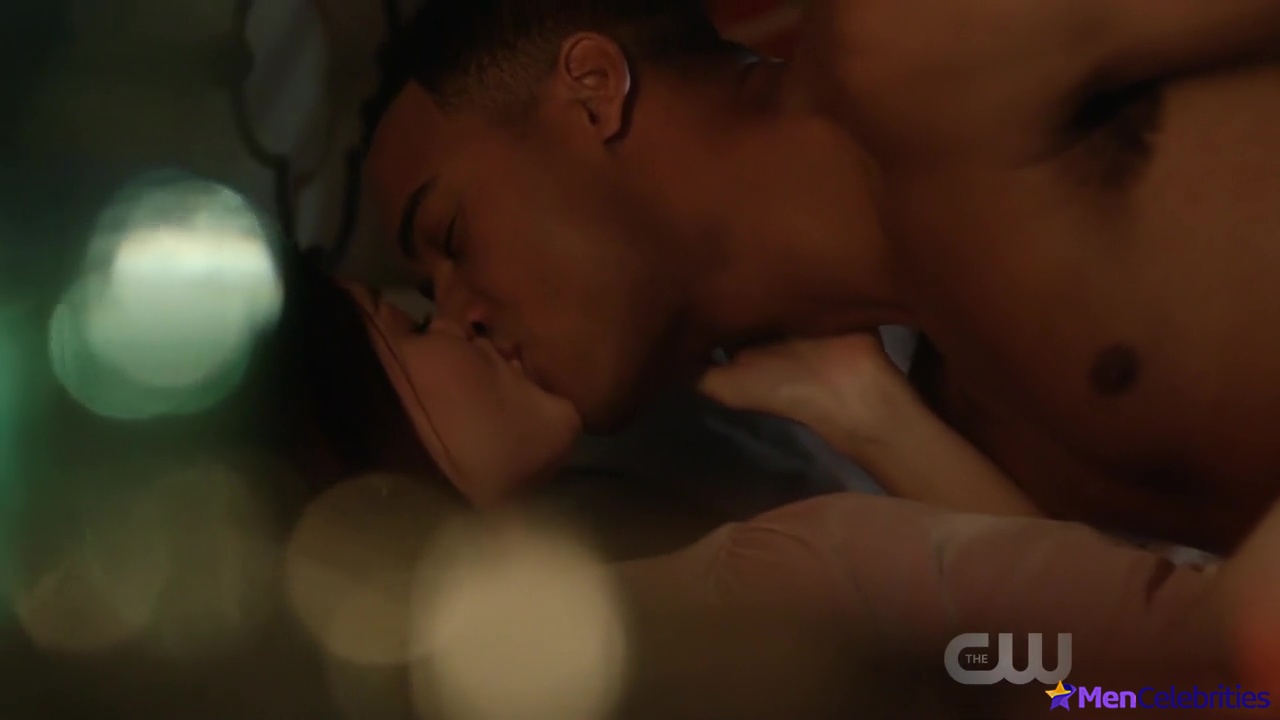 Elliot Knight nude and erotic gay scenes