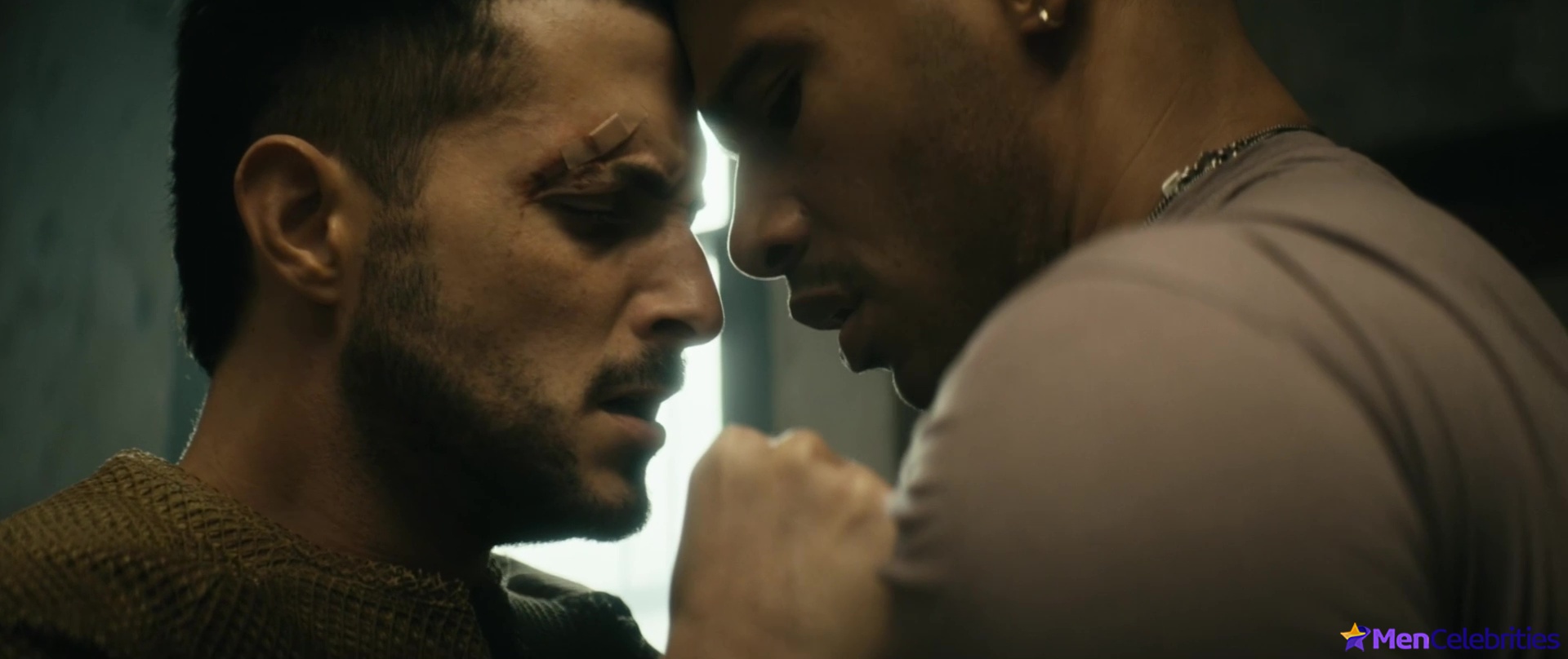 Elliot Knight nude and erotic gay scenes