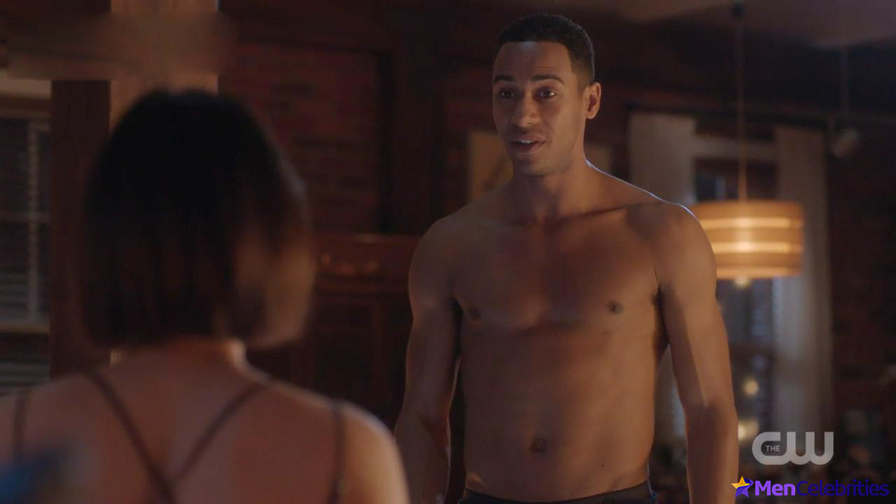 Elliot Knight nude and erotic gay scenes