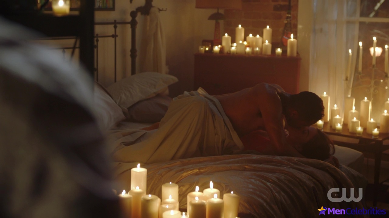 Elliot Knight nude and erotic gay scenes