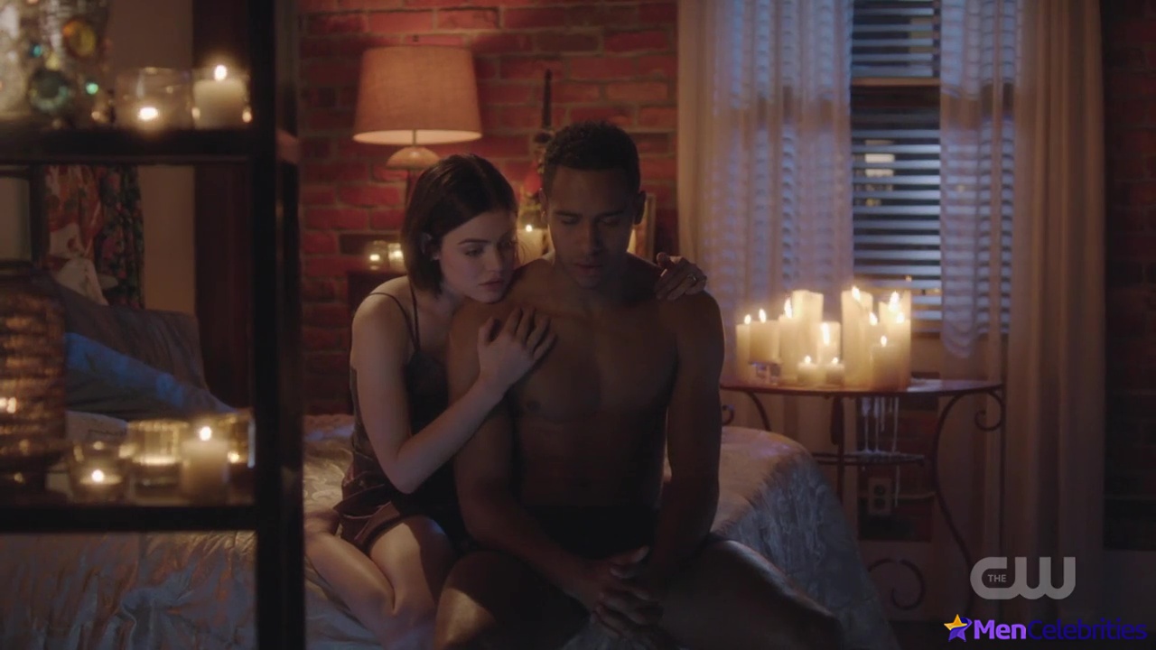 Elliot Knight nude and erotic gay scenes