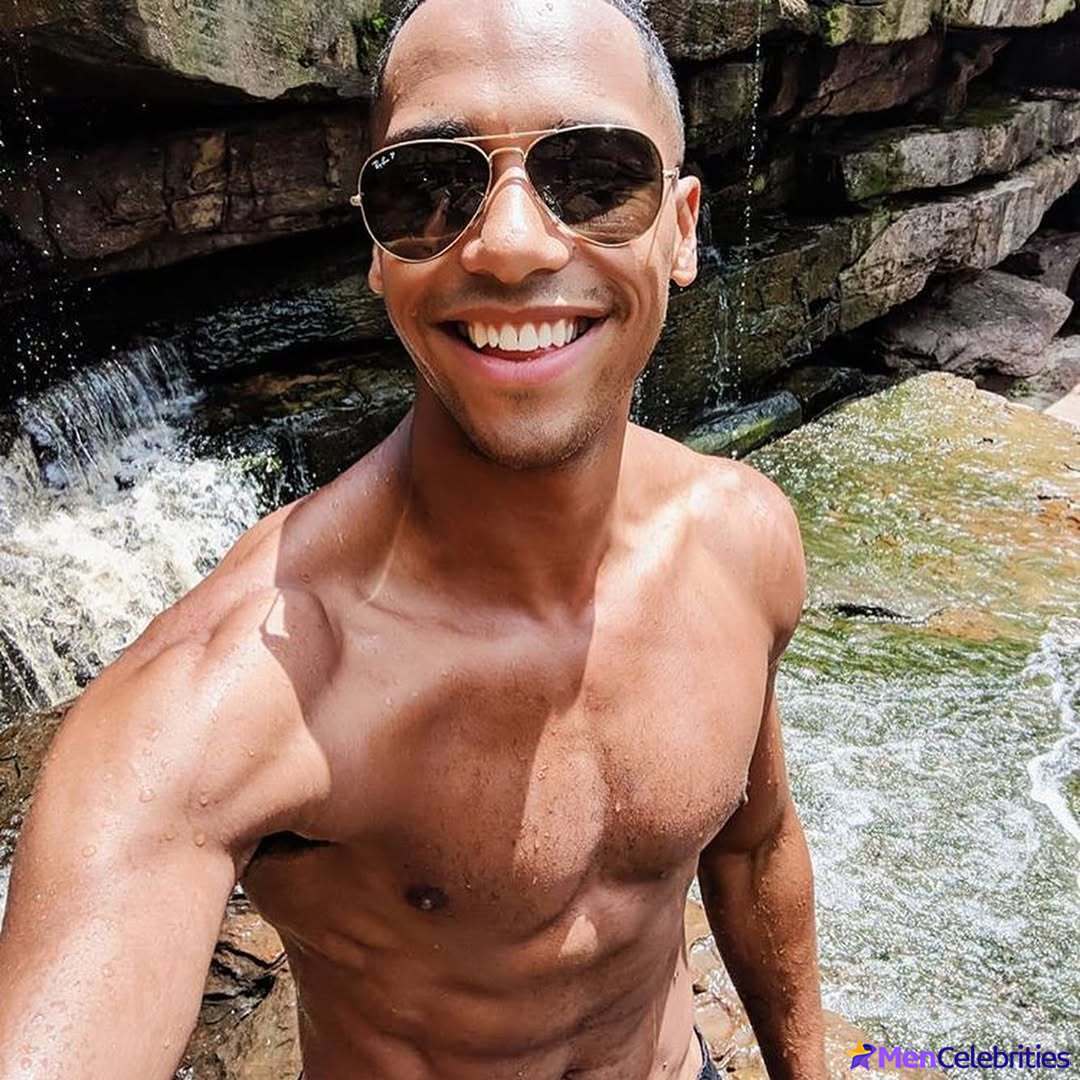 Elliot Knight sexy underwear and nude selfie pics