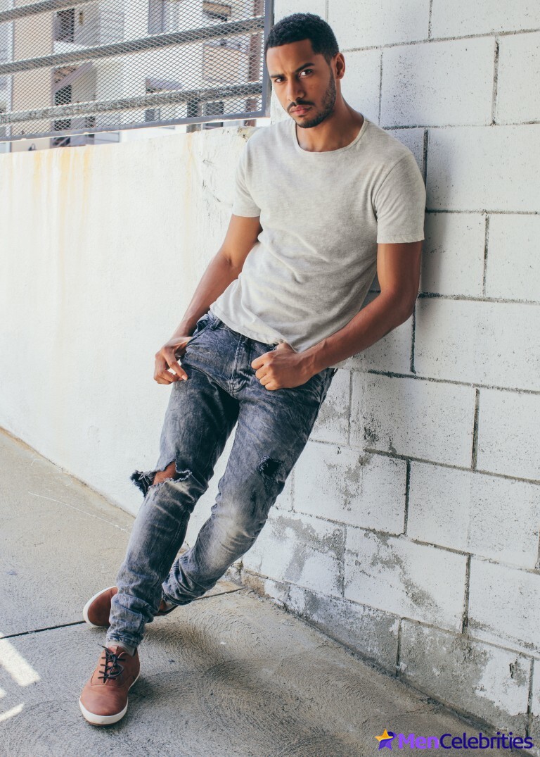 Elliot Knight sexy underwear and nude selfie pics