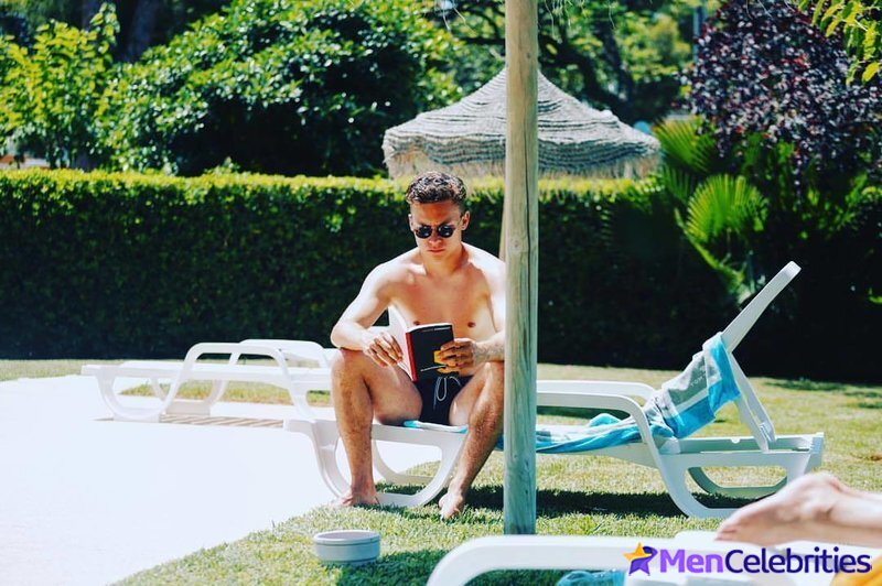 Finn Cole cock bulge and shirtless pics