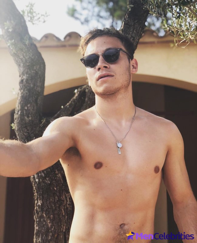 Finn Cole cock bulge and shirtless pics