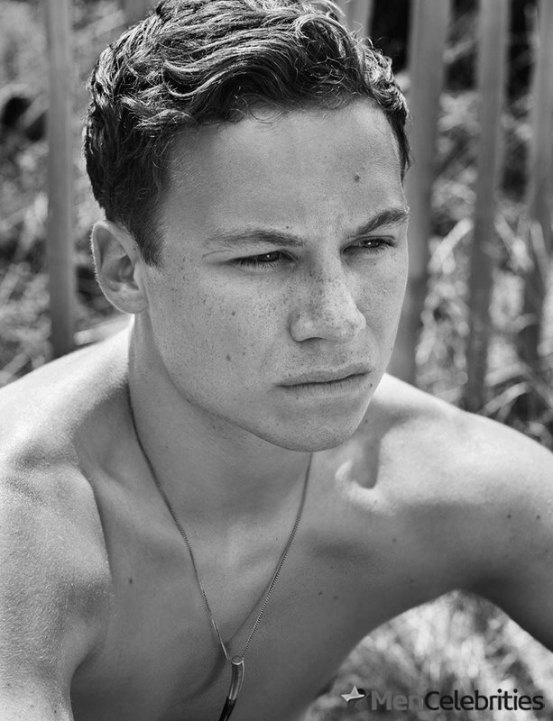 Finn Cole cock bulge and shirtless pics