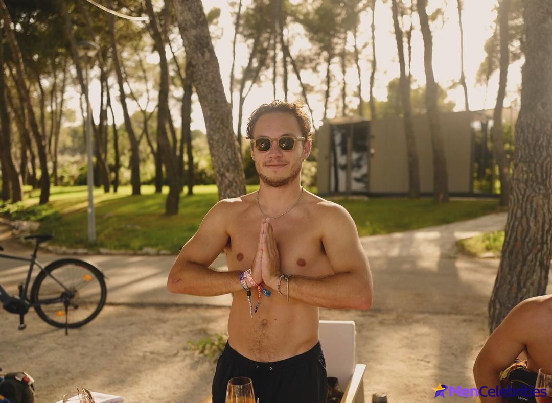 Finn Cole cock bulge and shirtless pics