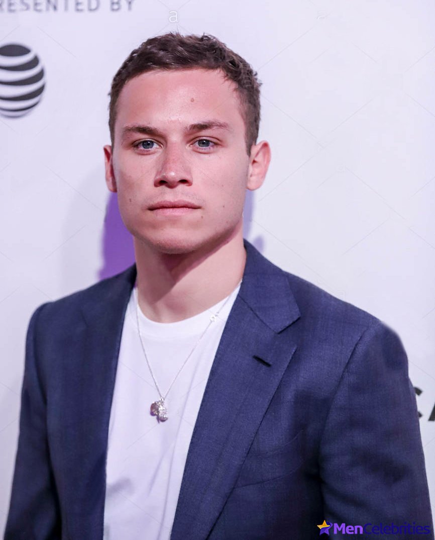 Finn Cole cock bulge and shirtless pics