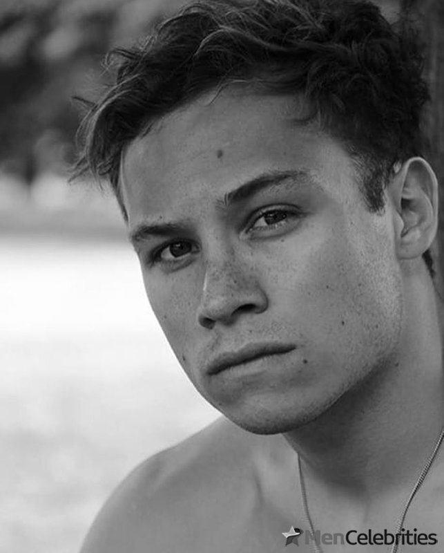 Finn Cole cock bulge and shirtless pics