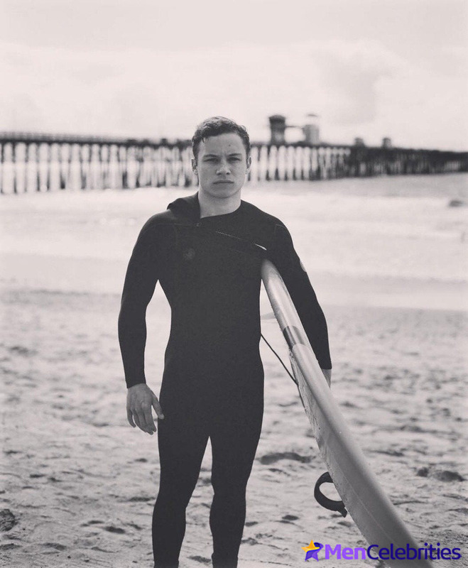 Finn Cole cock bulge and shirtless pics