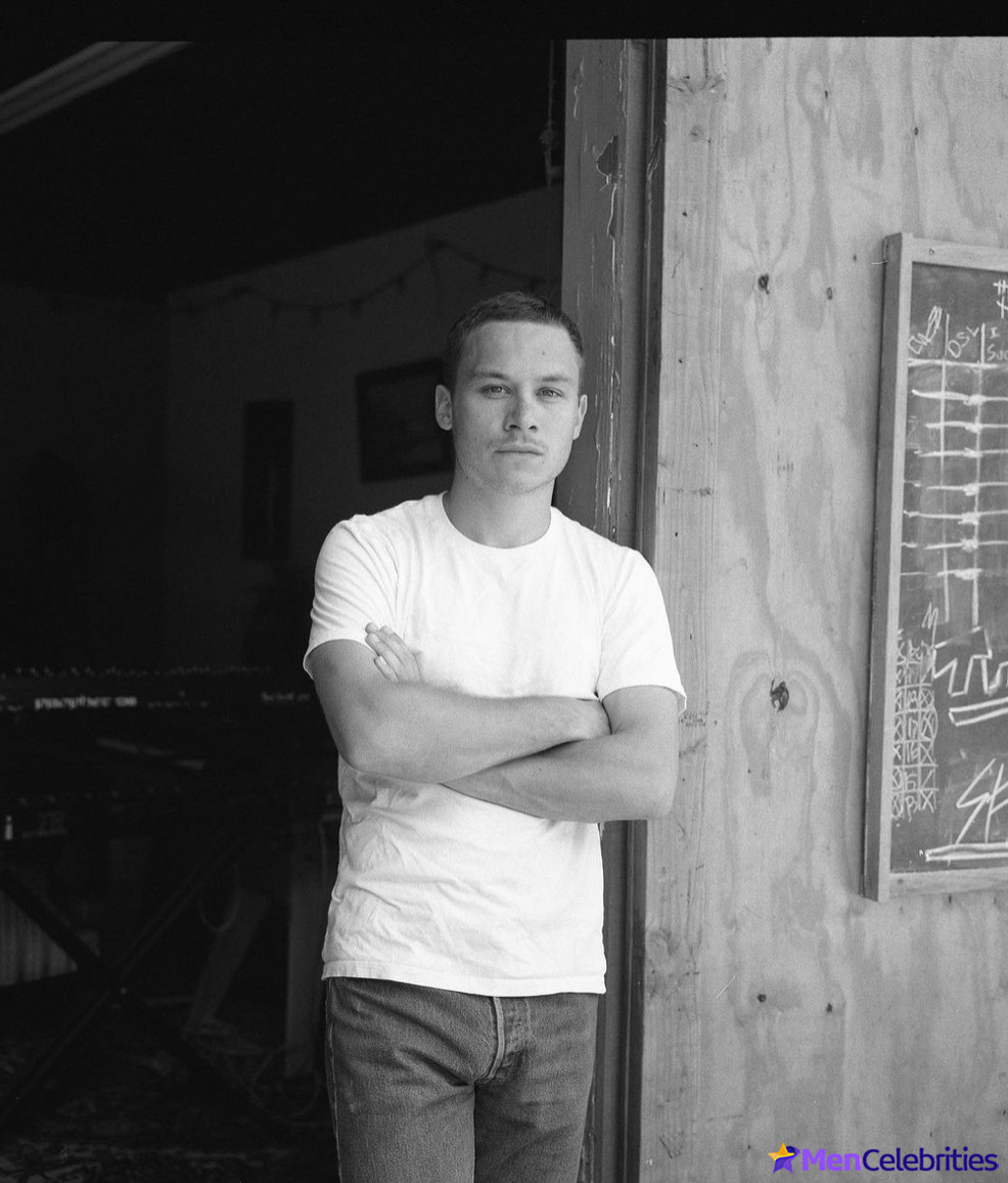 Finn Cole cock bulge and shirtless pics
