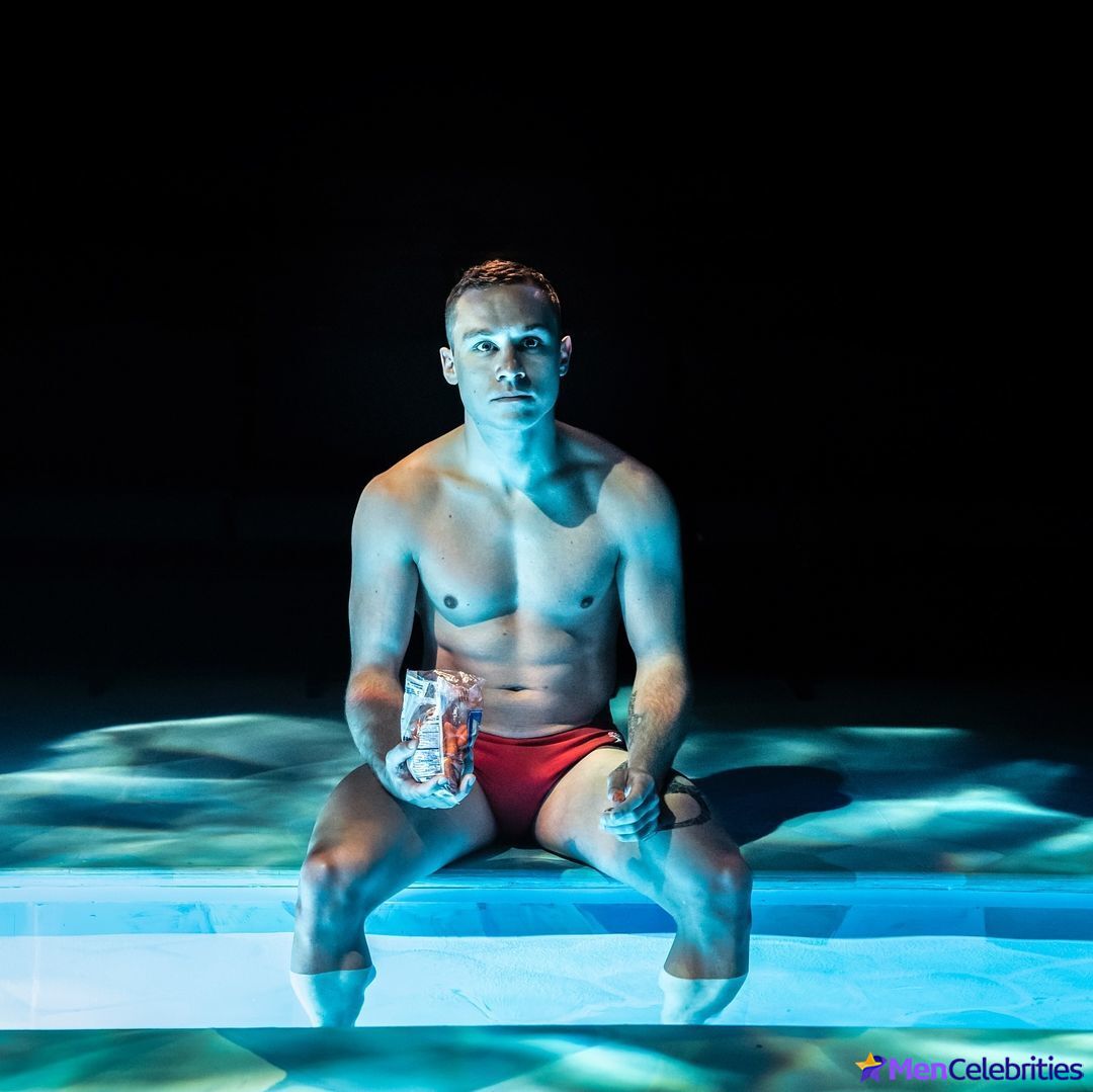 Finn Cole cock bulge and shirtless pics