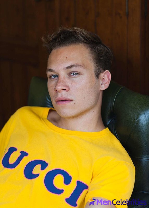 Finn Cole cock bulge and shirtless pics
