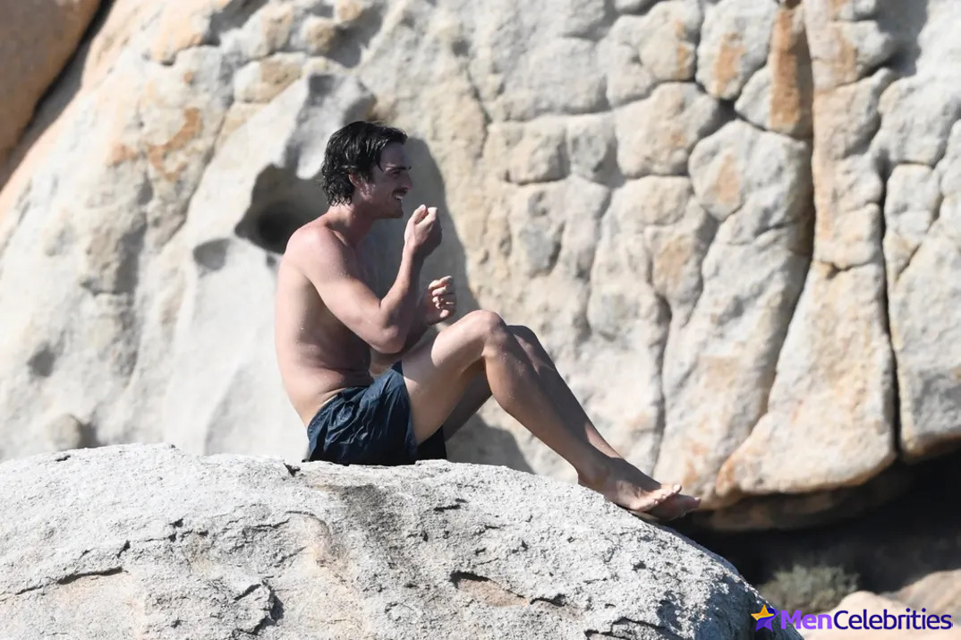Jacob Elordi naked and bulge pics