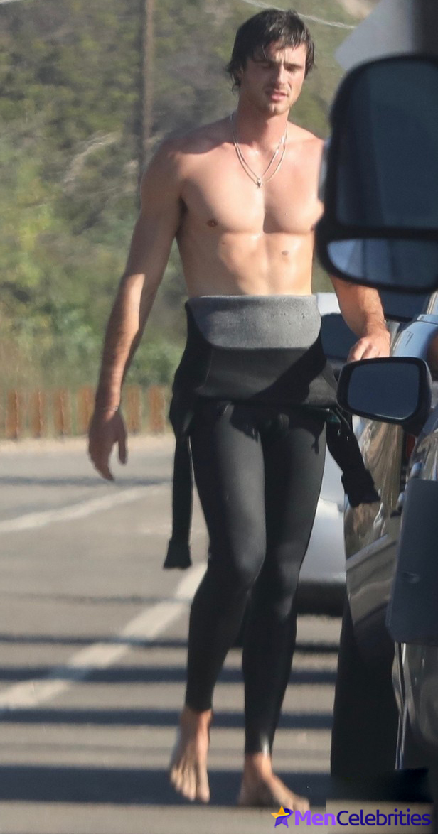 Jacob Elordi naked and bulge pics