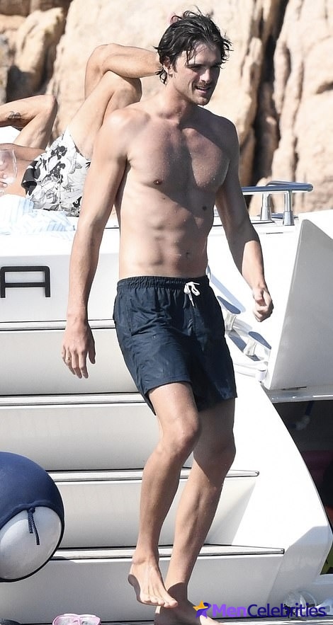 Jacob Elordi naked and bulge pics