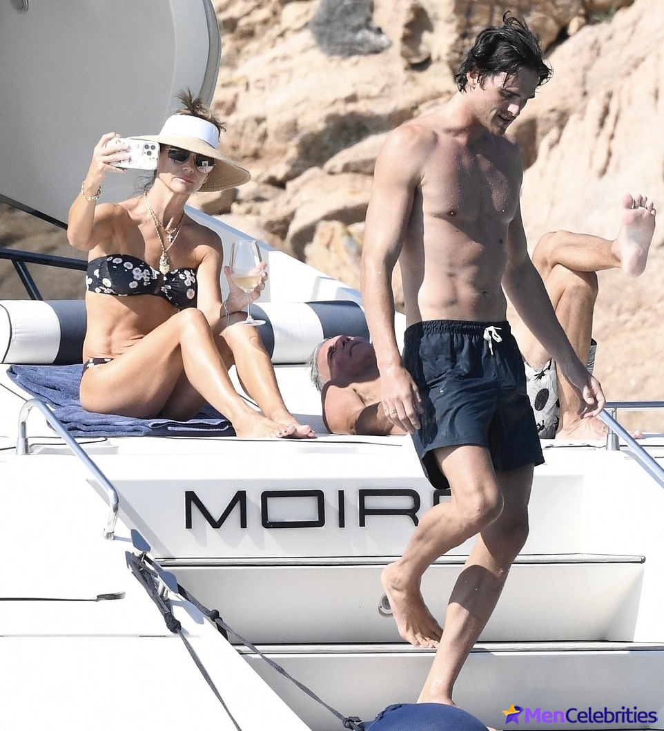 Jacob Elordi naked and bulge pics