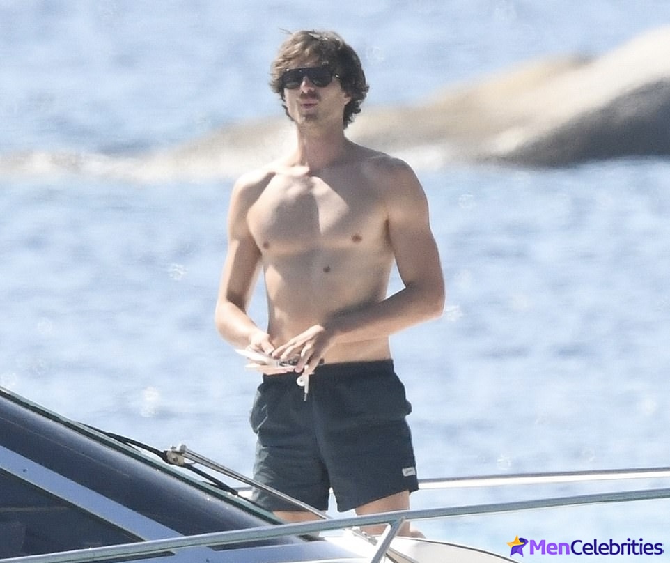 Jacob Elordi naked and bulge pics
