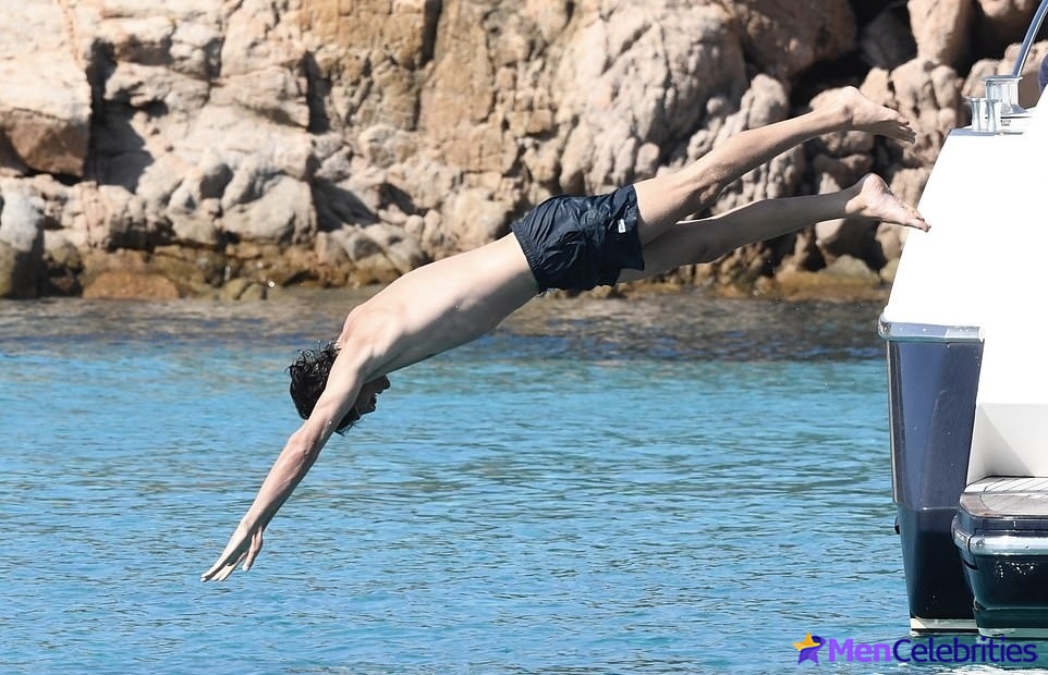 Jacob Elordi naked and bulge pics