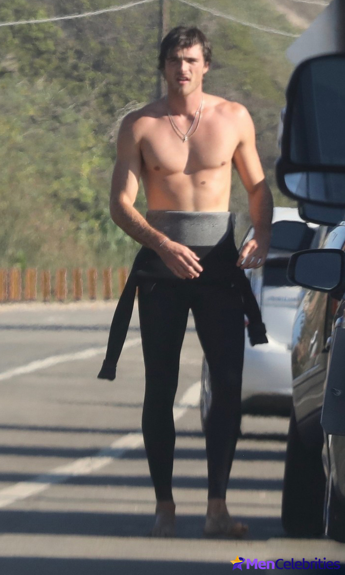 Jacob Elordi naked and bulge pics