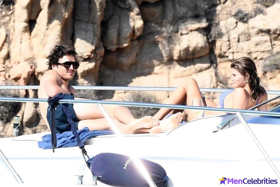 Jacob Elordi naked and bulge pics