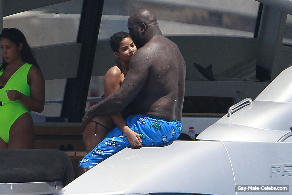 Shaquille ONeal Shows Off Nude Dick During Pee On A Yacht
