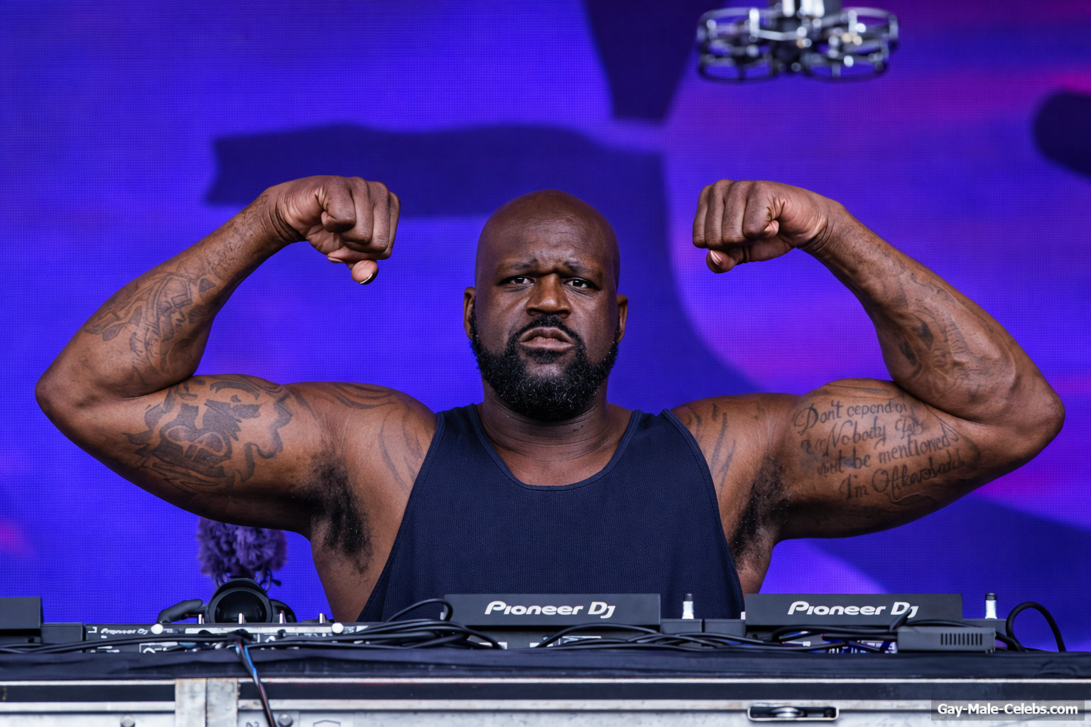 Shaquille ONeal Shows Off Nude Dick During Pee On A Yacht