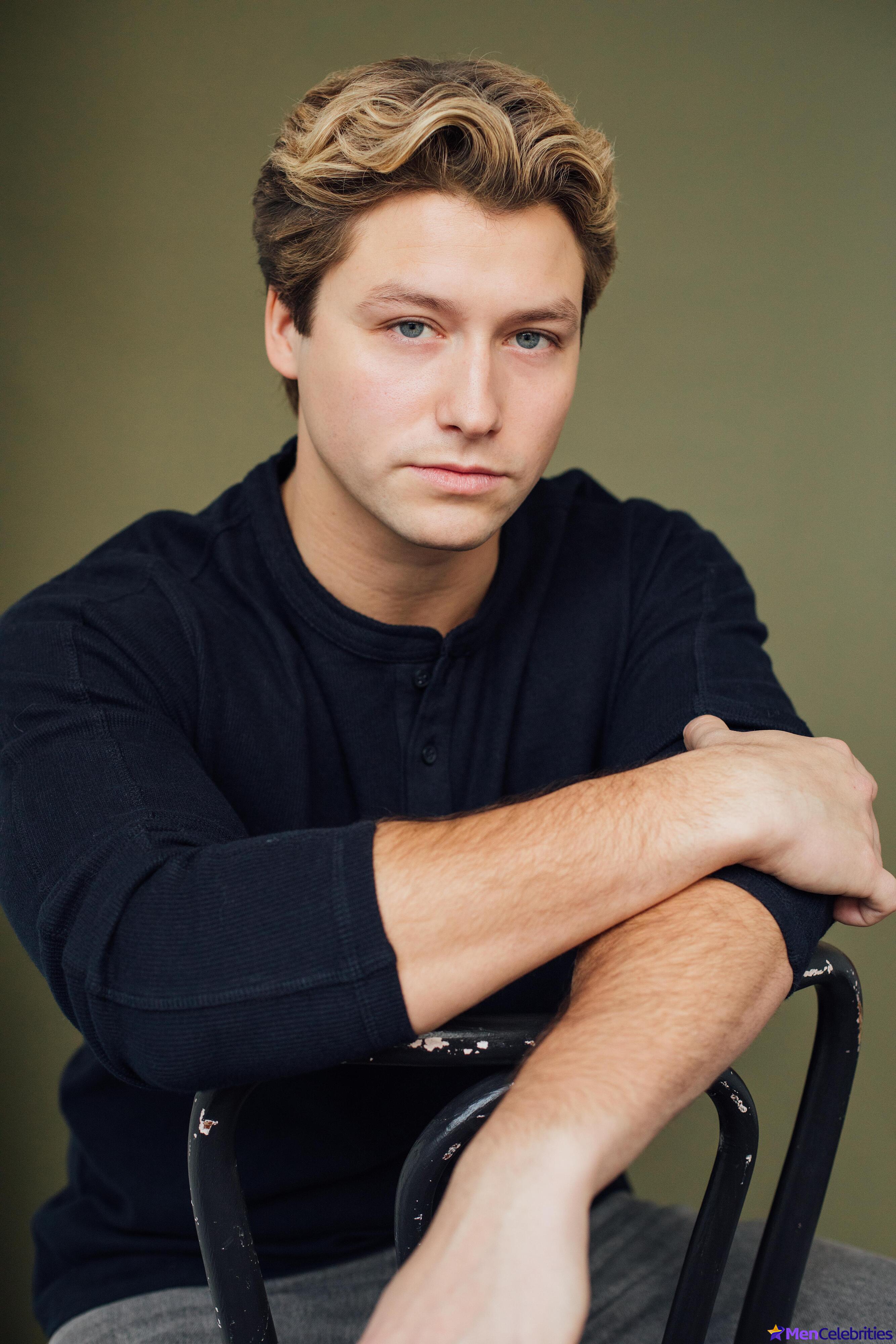 Stephen Kalyn shirtless and sexy pics