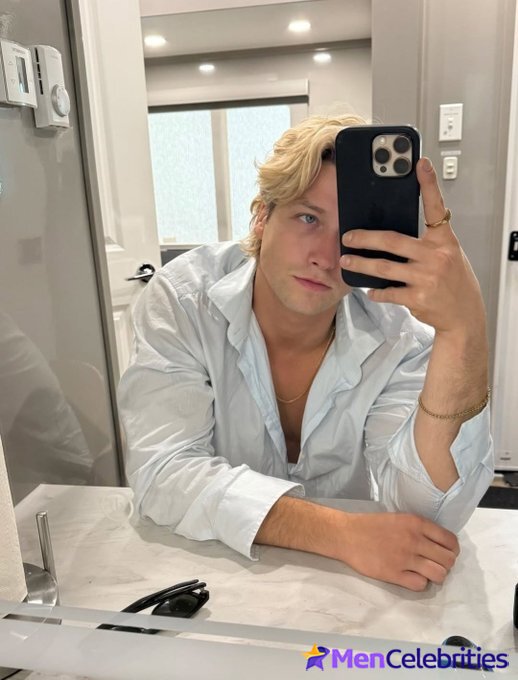 Stephen Kalyn shirtless and sexy pics
