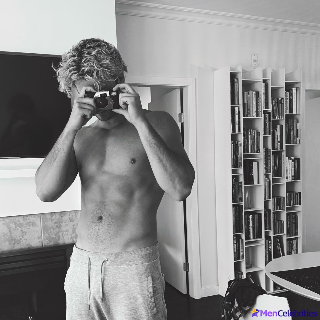 Stephen Kalyn shirtless and sexy pics