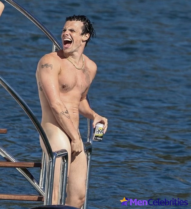 Yungblud get naked