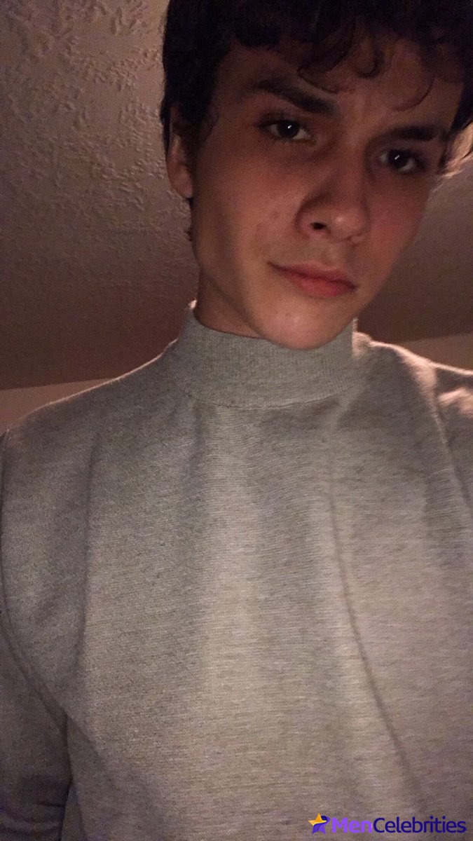 Benjamin Wadsworth shirtless and sexy pics